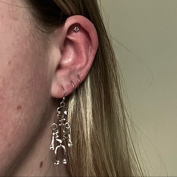 ‼️BOGO SALE‼️💀👻🎃 SHEIN Halloween Spooky Silver Dangly Skeleton Earrings - Picture 2 of 6